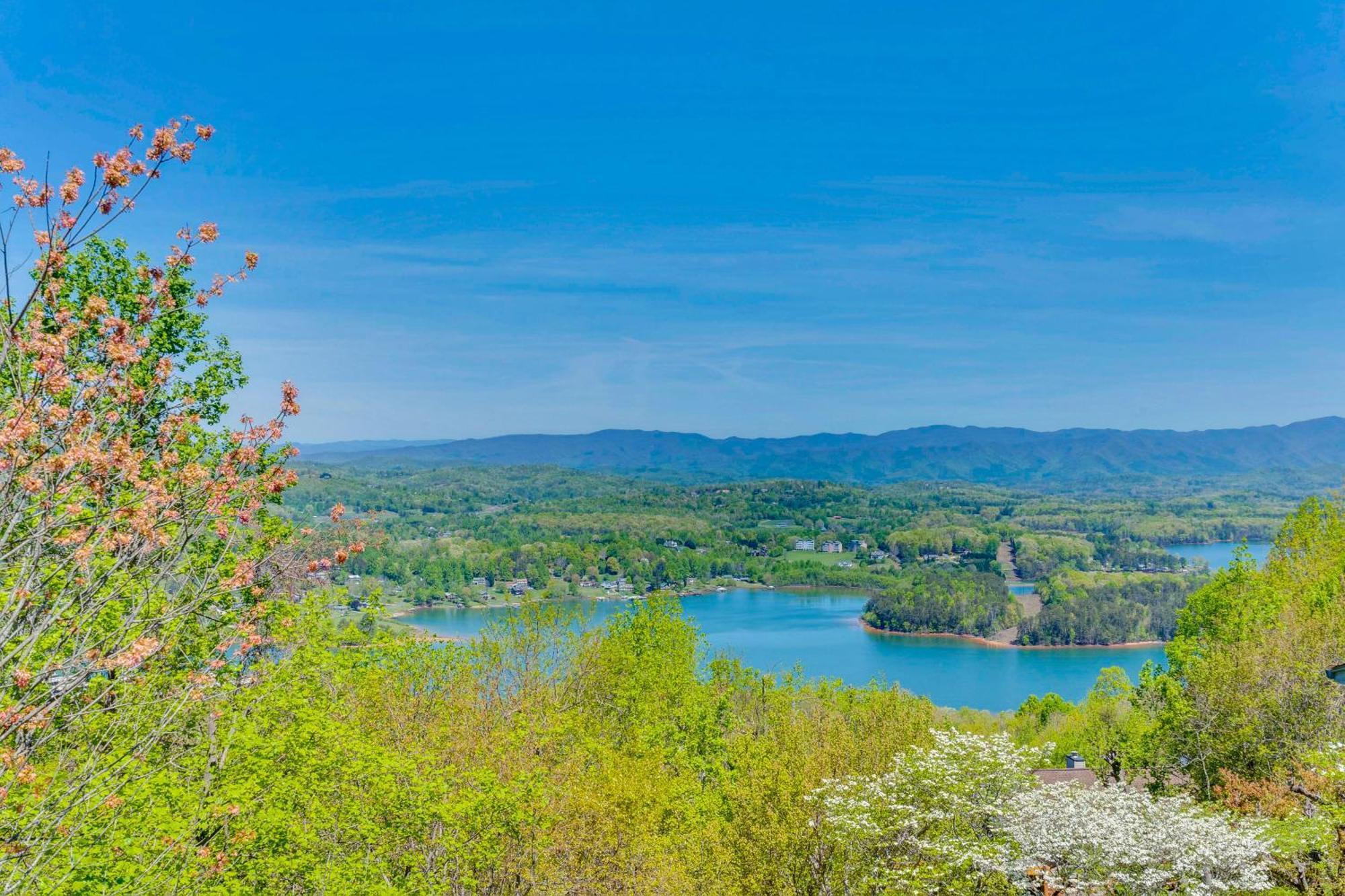 Lake-View Condo With Covered Deck In Hiawassee! Buitenkant foto